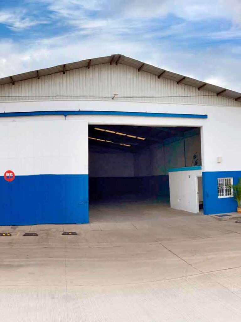 Bodegas Grandes & Parking en Renta sobre carretera La Costerita desde 75 m² hasta 127 m² Ubicación La Costerita. Renta de Bodegas Nuevas. Almacenaje de mercancías. Naves industriales. Bodegas bien ubicadas con patio de maniobras.